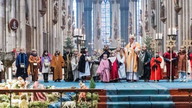 Kardinal Rainer Maria Woelki segnete die Sternsinger.
