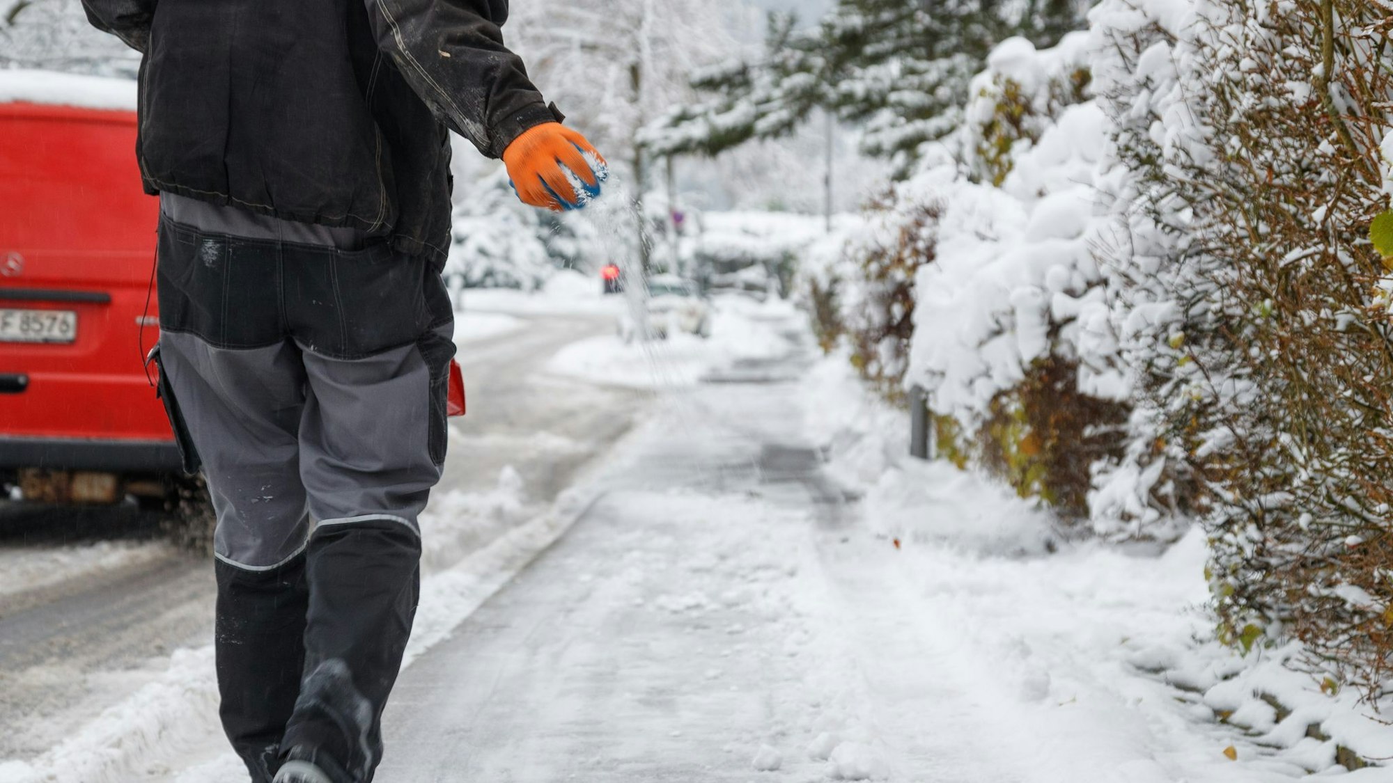Schnee und Glätte auf Gehwegen verpflichten Eigentümer und oft auch Mieter zum Räumen und Streuen.