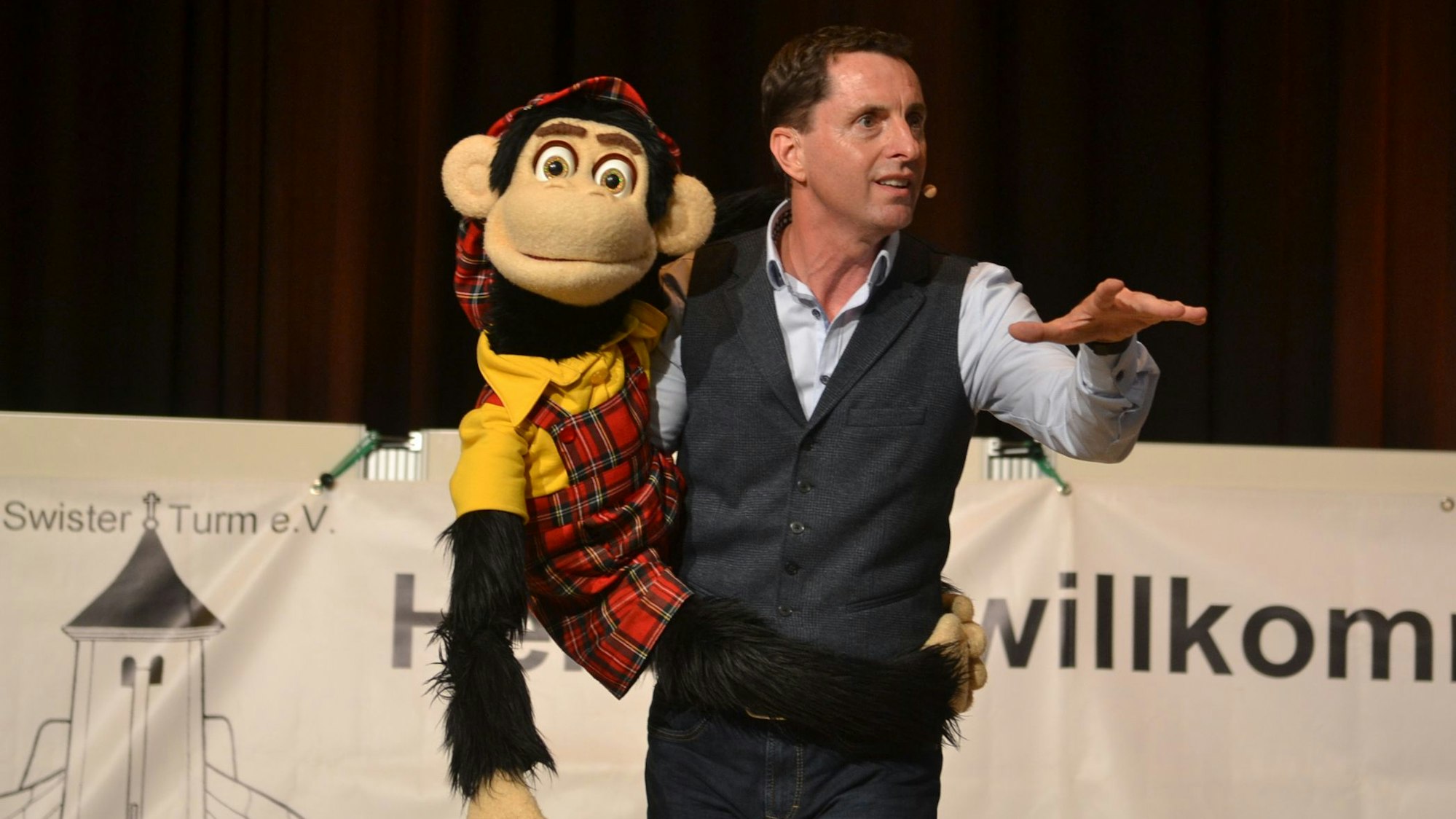 2023: Gemeinsam mit seinem plüschigen Partner Willi verströmt Bauchredner Klaus Rupprecht Humor.