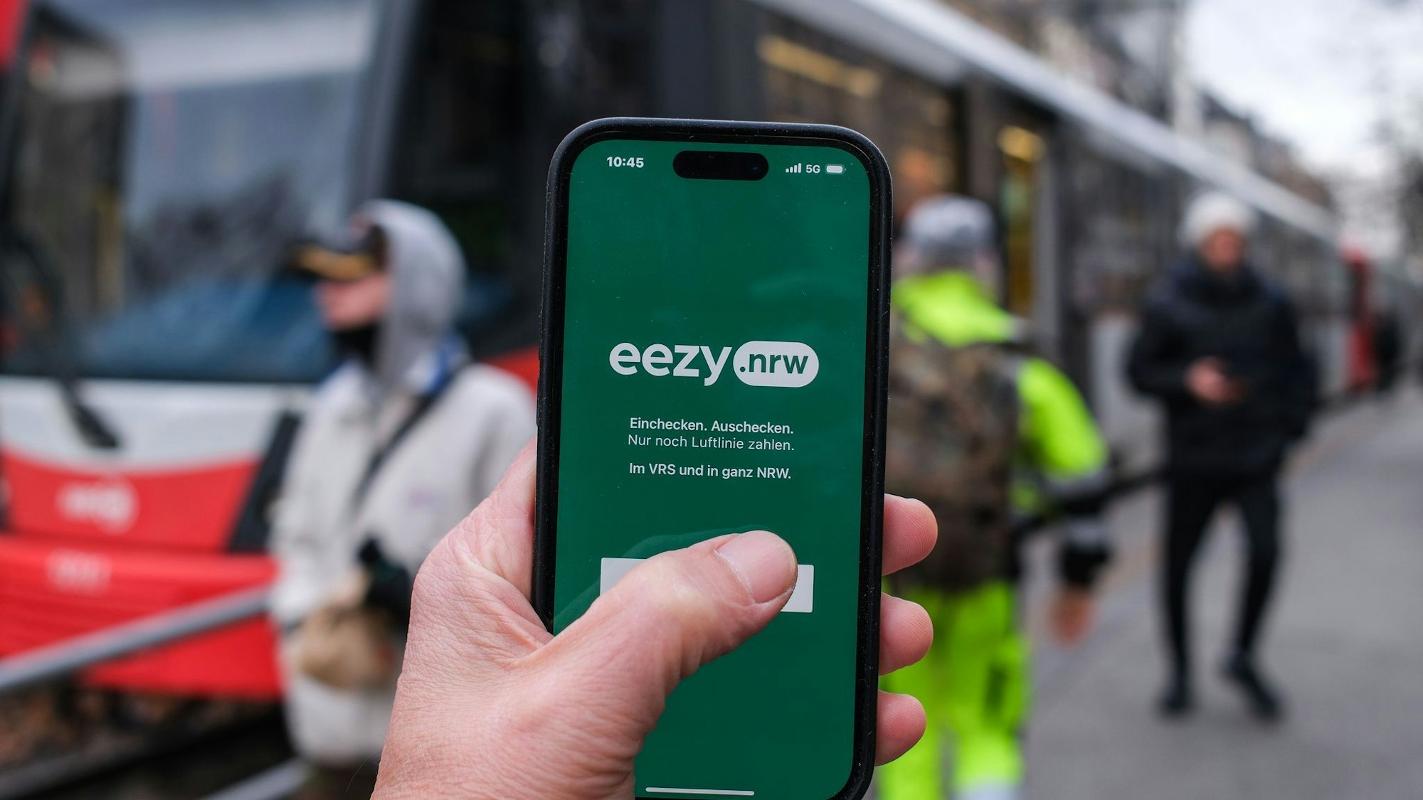 Einchecken und losfahren: Mit dem Eezy-Ticket wollen Land und Verkehrsverbünde den ÖPNV für Gelegenheitsnutzer einfacher machen.