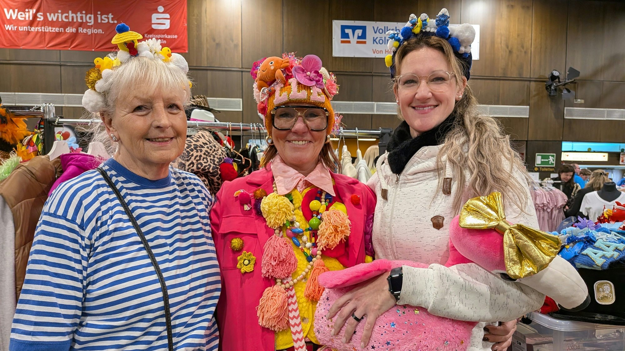 Einen festen Platz im Kalender vieler Jecken hat mittlerweile die Karnevalsbörse in Hersel. Ausgefallene Kostüme hatten Monika, Andrea und Mandy (v.l.) aus Köln mitgebracht.