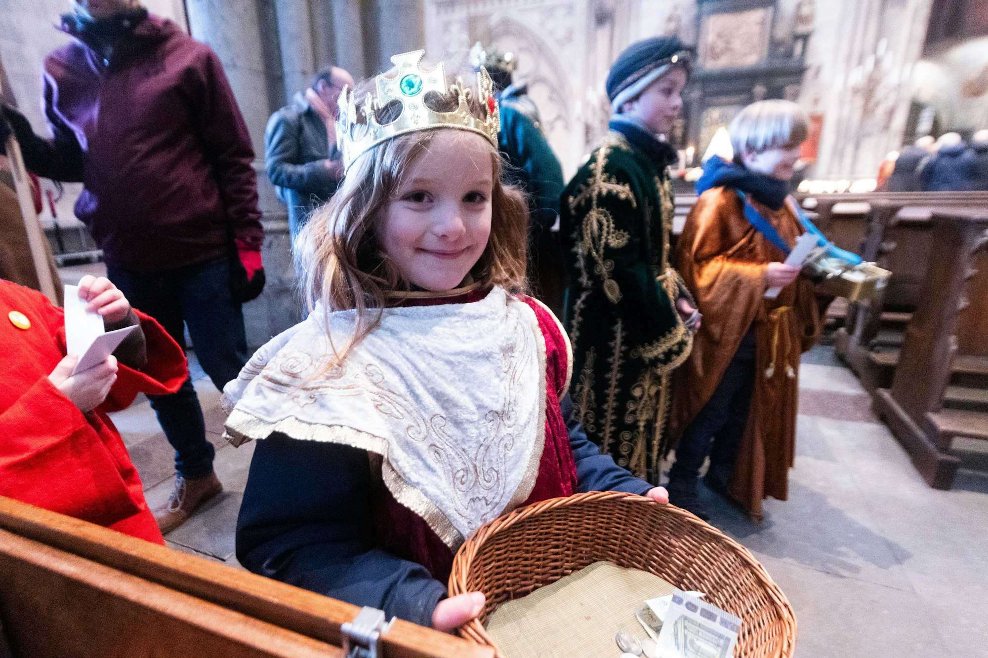 Die Sternsingerinnen zogen los und sammelten Geld.