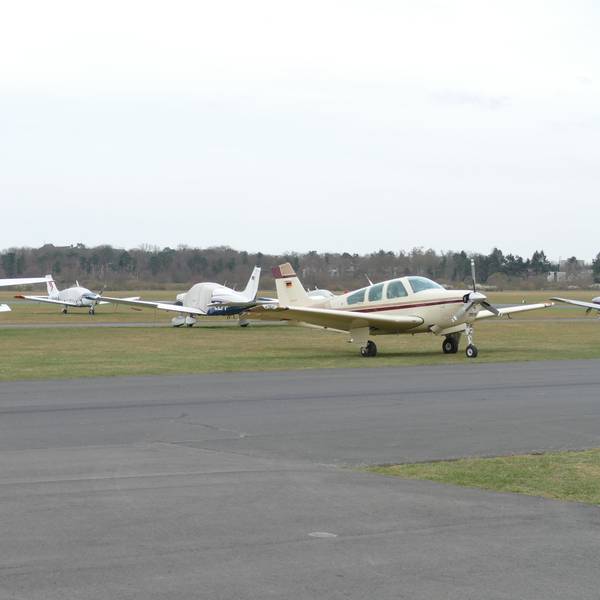 Abgestellte Flugzeuge am Flugplatz Hangelar.
