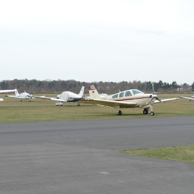 Abgestellte Flugzeuge am Flugplatz Hangelar.