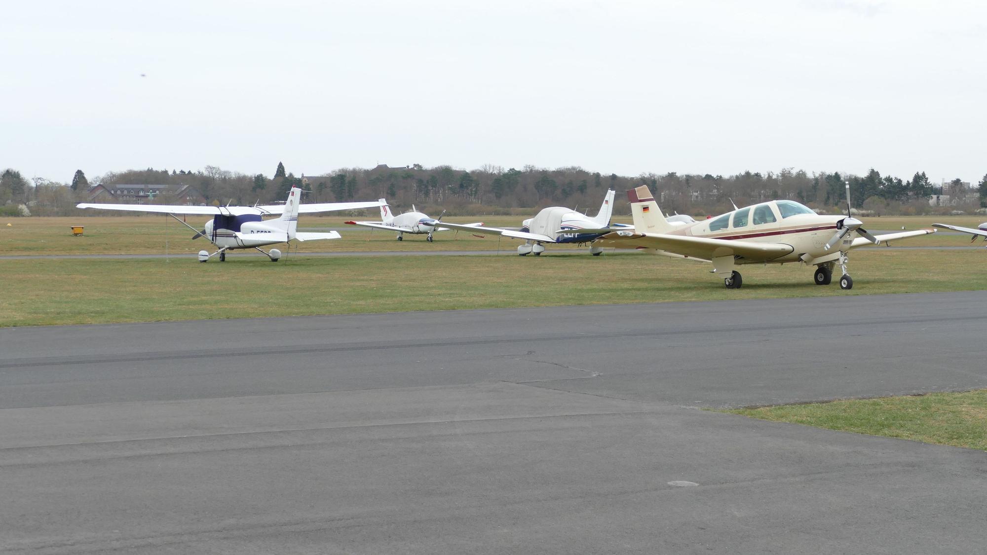 Abgestellte Flugzeuge am Flugplatz Hangelar.