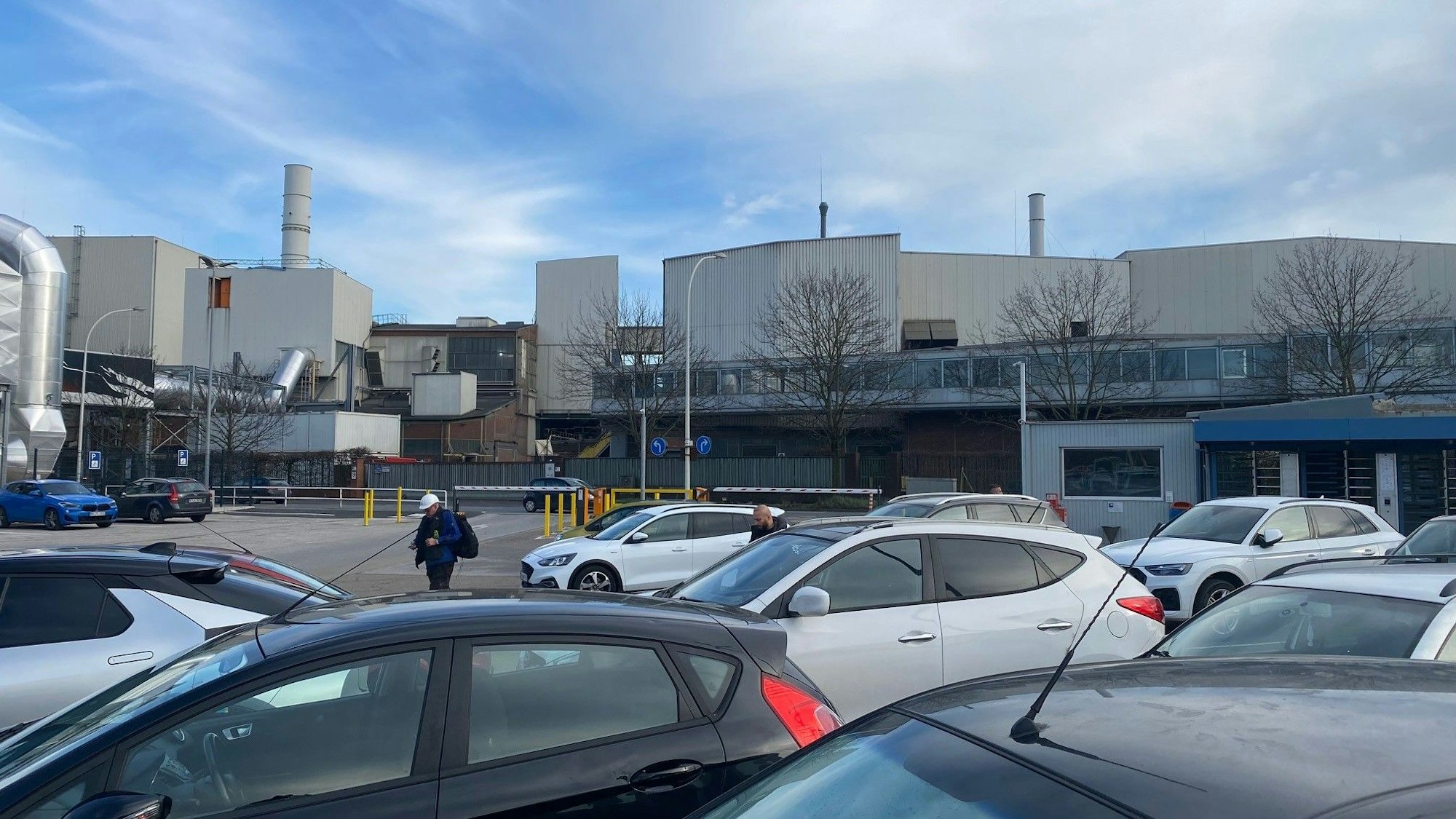 Zu sehen ist der Parkplatz des Brühler Eisenwerks.