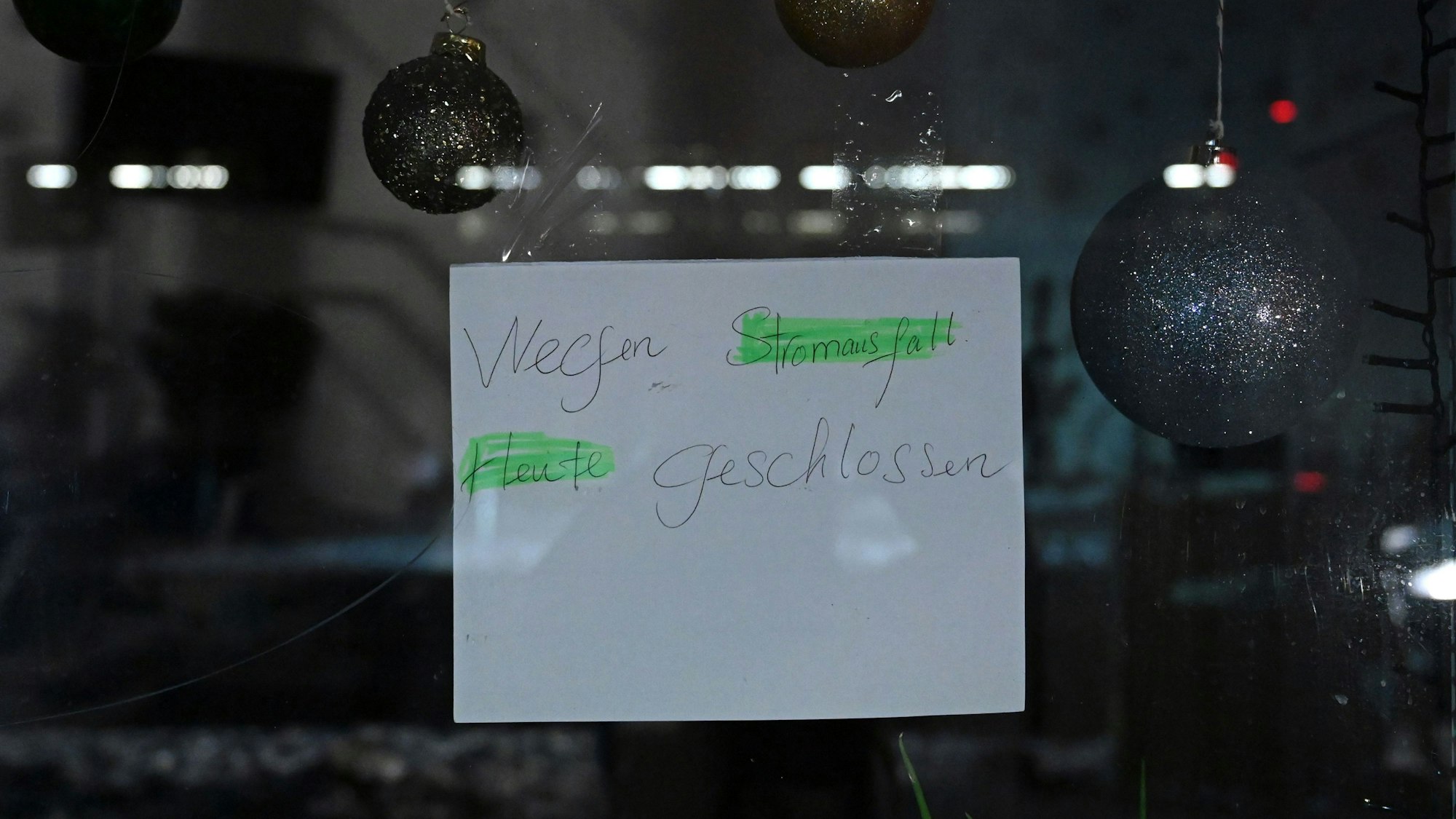 Ein Aushang in einem Geschäft im Südwesten Berlins, auf dem steht: „Wegen Stromausfall heute geschlossen.“