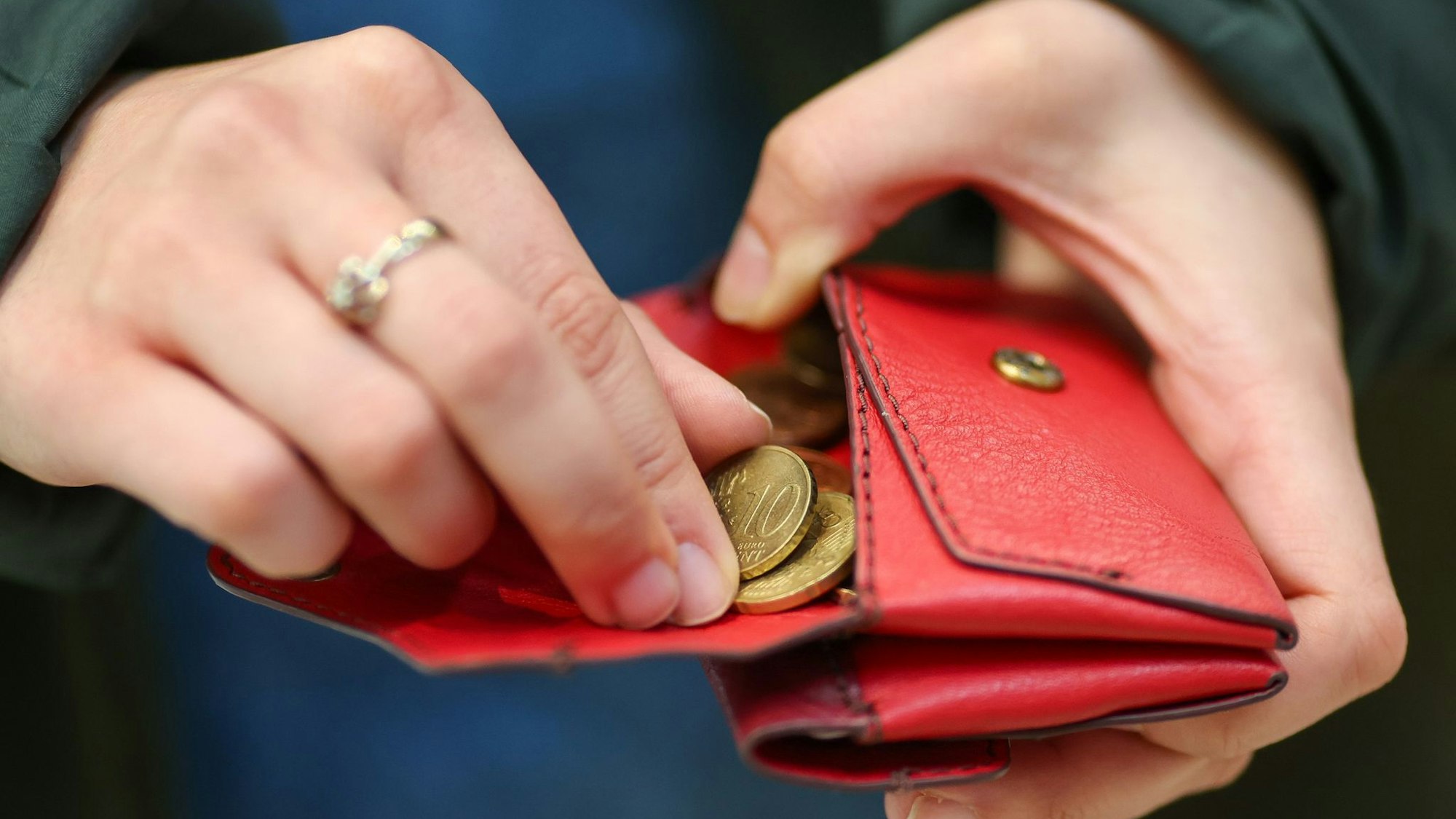 Gestiegene Preise belasten die Budgets der Menschen (Archivbild)