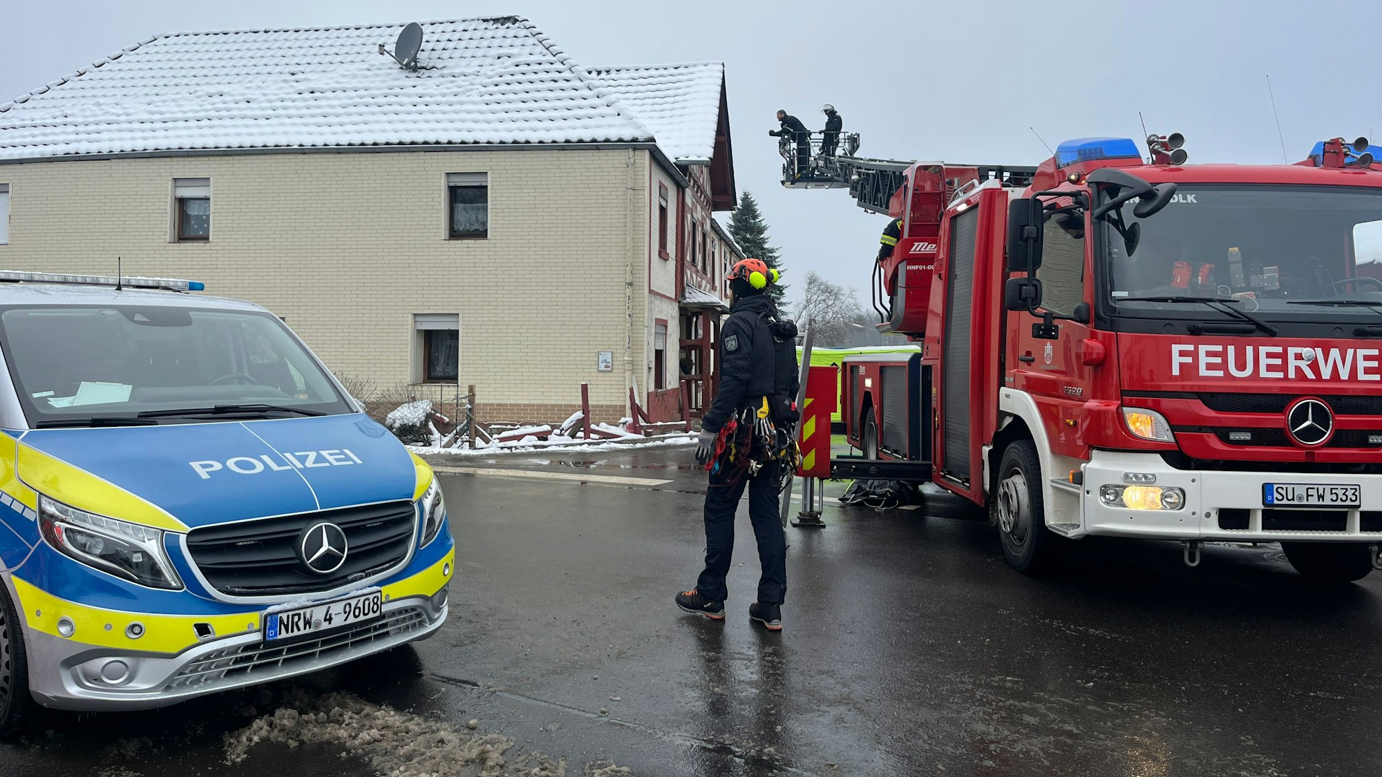 In Ruppichteroth-Winterscheid hatte sich ein 18-Jähriger im Dachboden eines Hauses eingeschlossen und ließ niemand an sich heran.