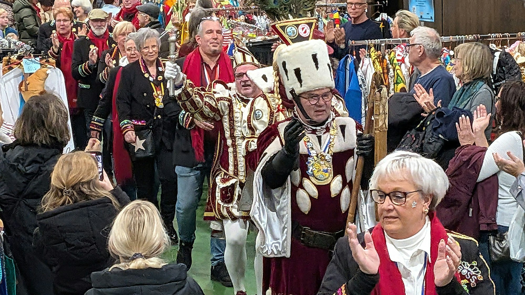 Das amtierende Hersel-Uedorfer Dreigestirn zeigte sich begeistert über die rappelvolle Halle.
