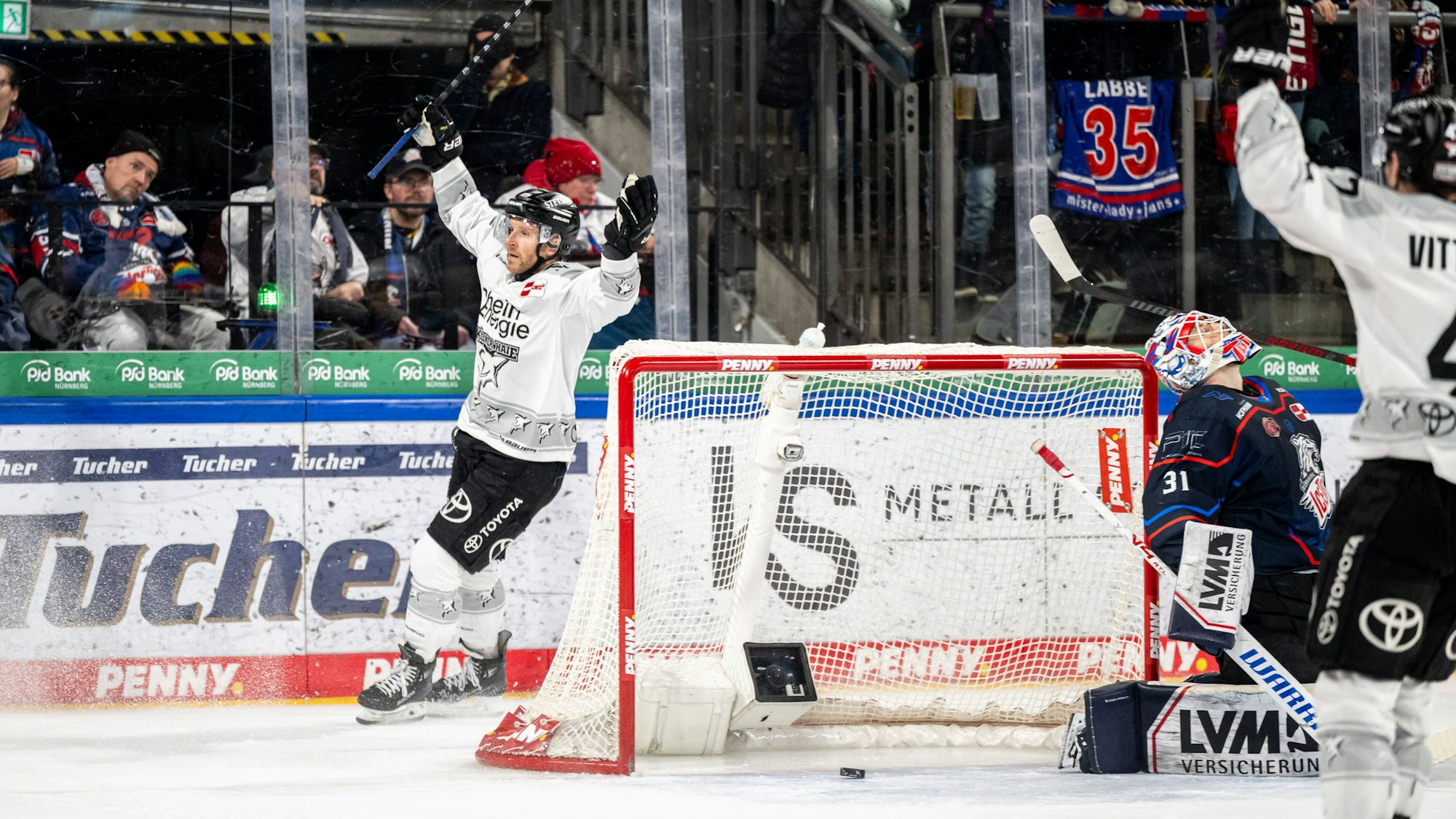 Jubel nach dem Führungstor: Frederik Storm erzielte das zwischenzeitliche 2:1 für die Haie.