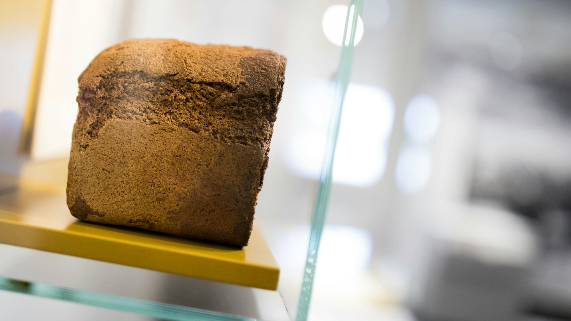 Rhöndorf: Ein Schrotbrot aus Mais, eine Erfindung Adenauers aus dem Ersten Weltkrieg, ist am 18.04.2017 im Museum am Konrad-Adenauer-Haus in Rhöndorf (Nordrhein-Westfalen) zu sehen.