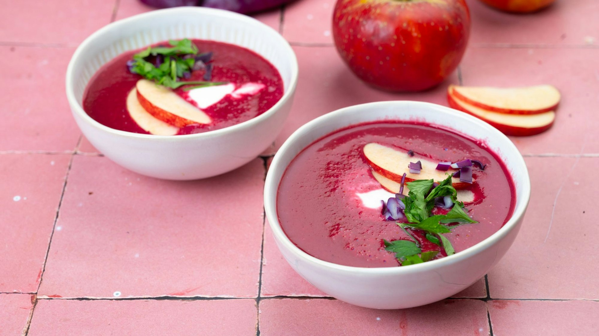 Rotkohl muss nicht immer klassisch geschmort werden: Auch als Suppe mit Apfel und Kokosmilch bringt er Abwechslung auf den Tisch.