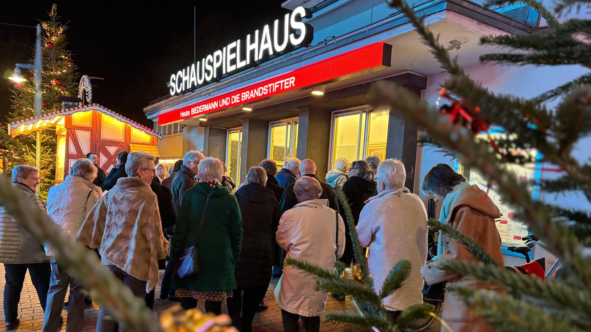 Die Gruppe älterer Menschen betritt das Schauspielhaus Bad Godesberg.