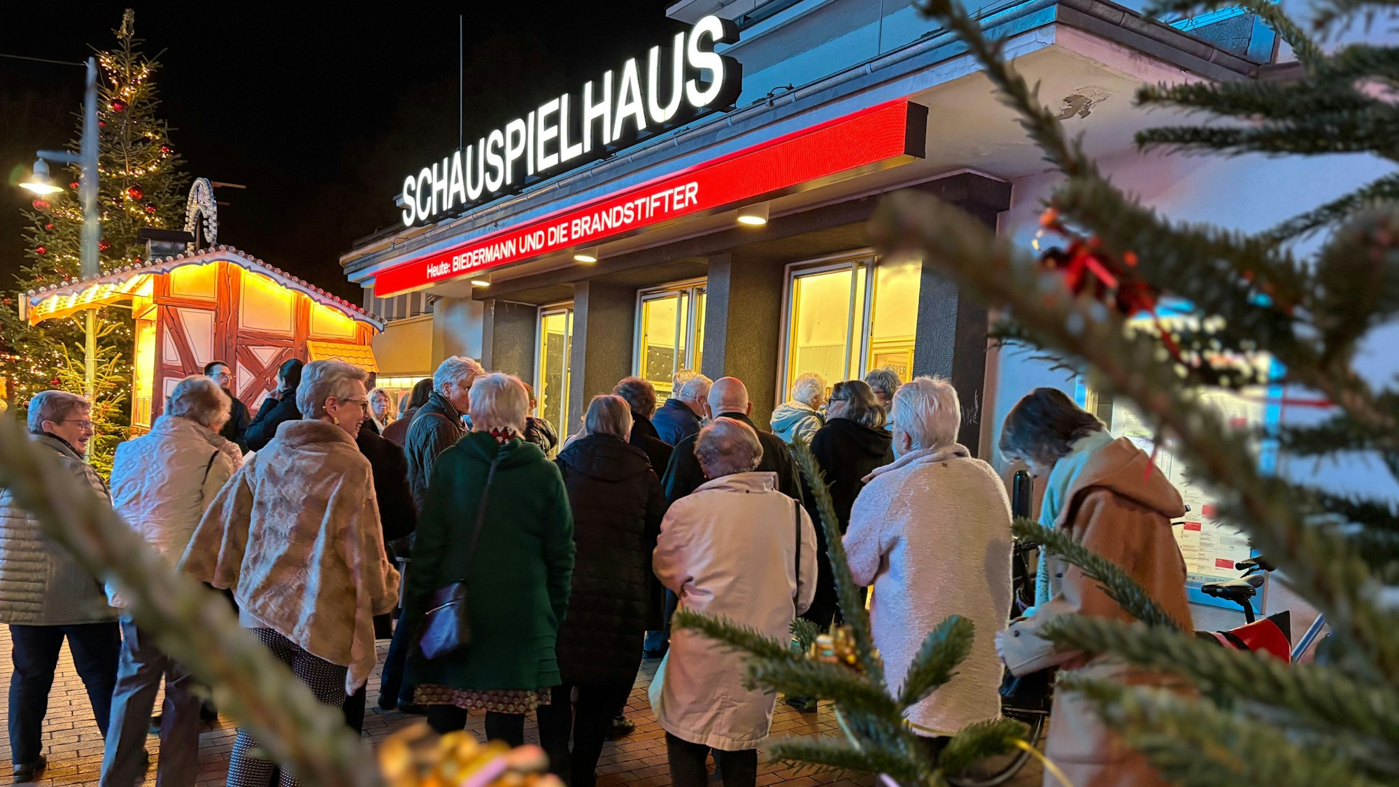 Die Gruppe älterer Menschen betritt das Schauspielhaus Bad Godesberg.