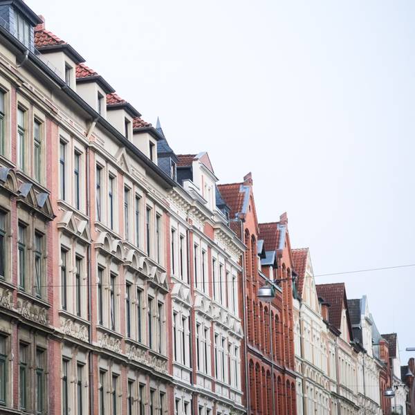 Blick auf die Fassade von Mehrfamilienhäusern mit Wohnungen.
