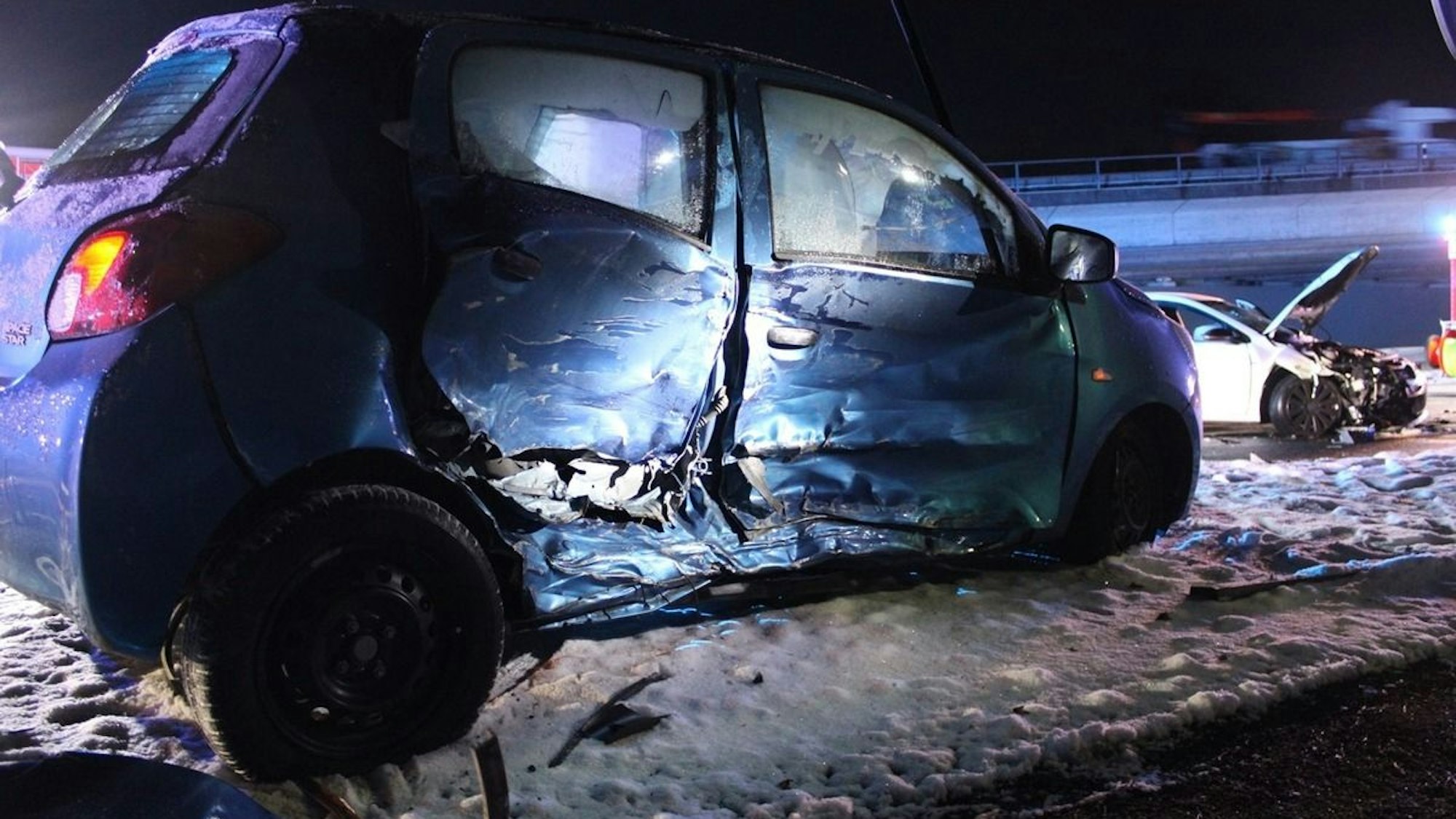 Zwei Autos stehen nach einem Unfall an einer Kreuzung.