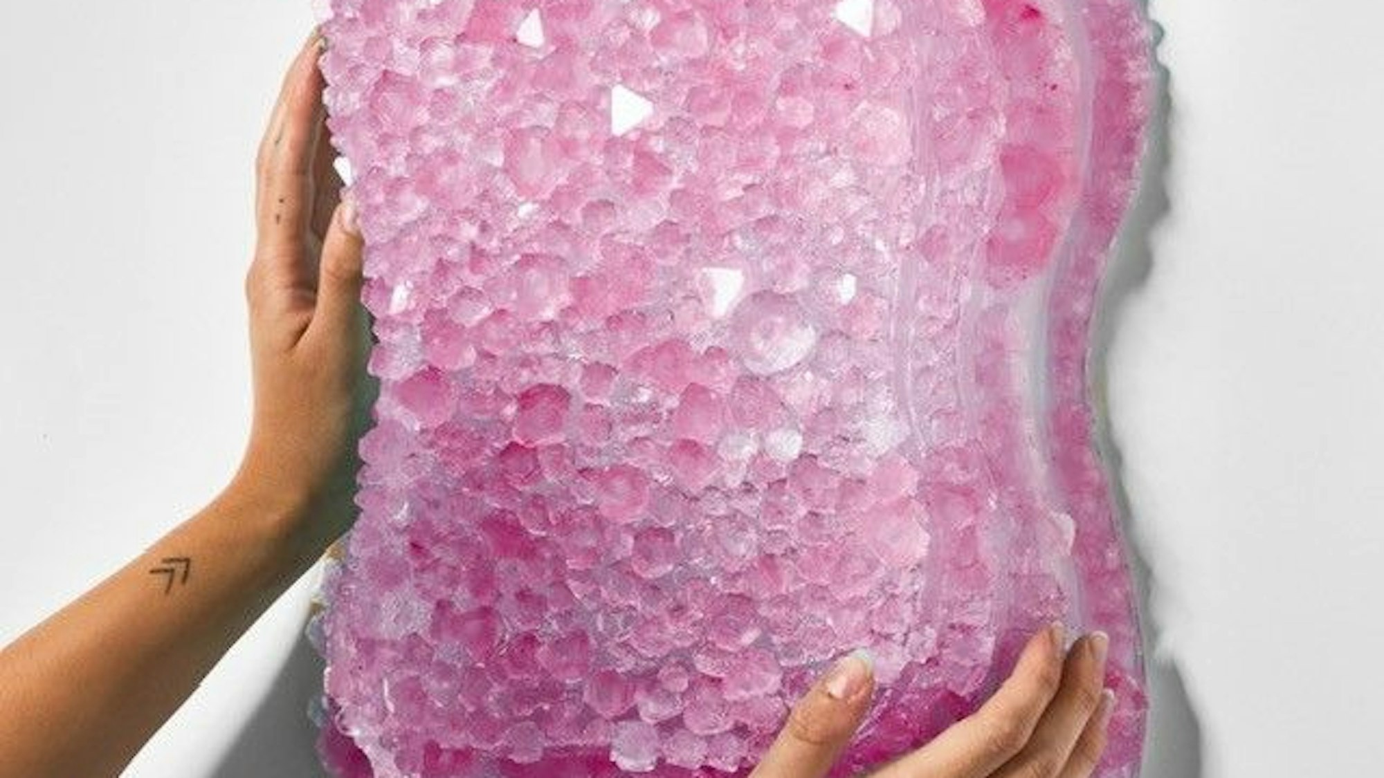 Ein riesiges rosafarbenes Kristall.