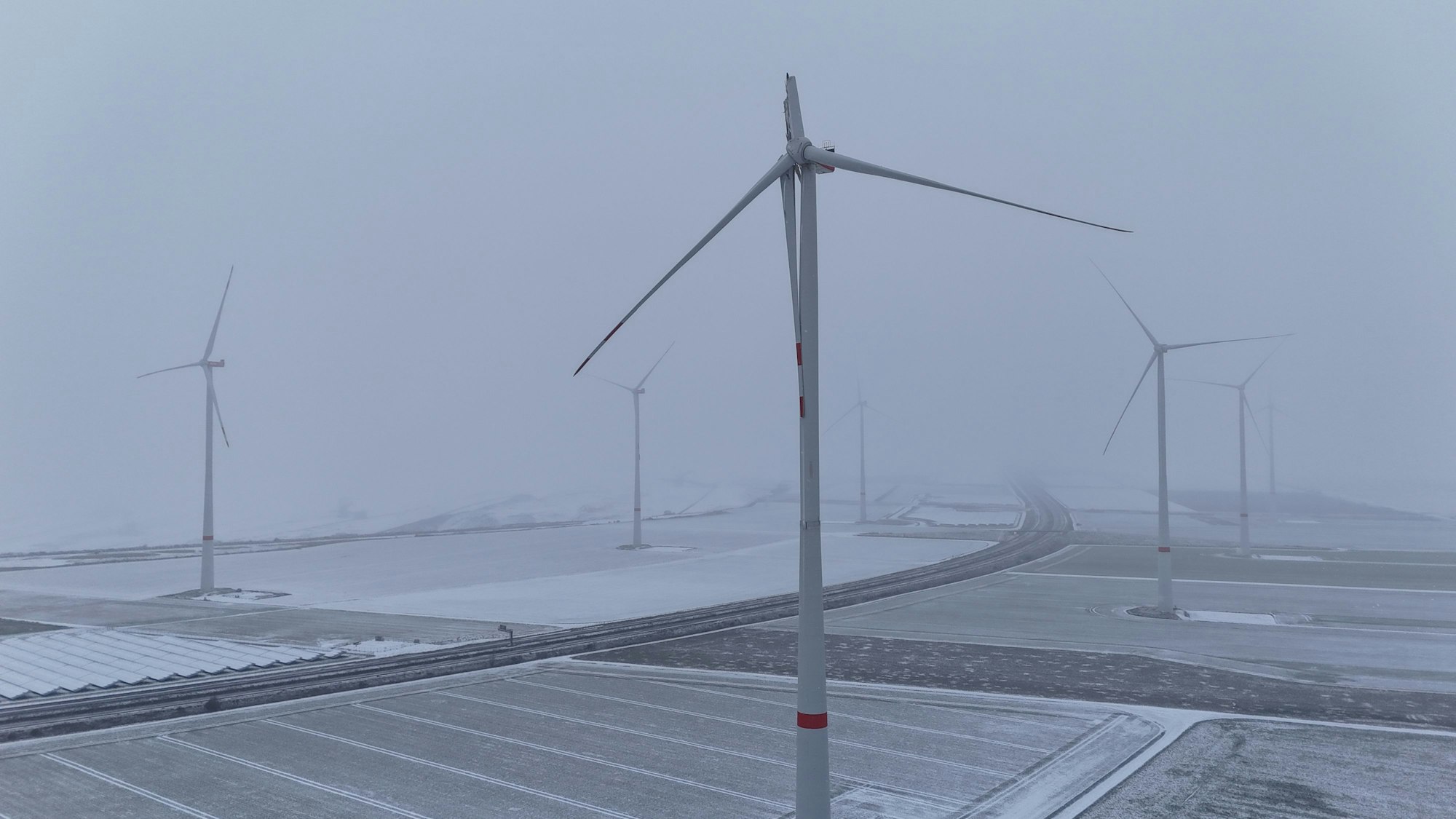 Das Bild zeigt das abgeknickte Rotorblatt am Windrad.