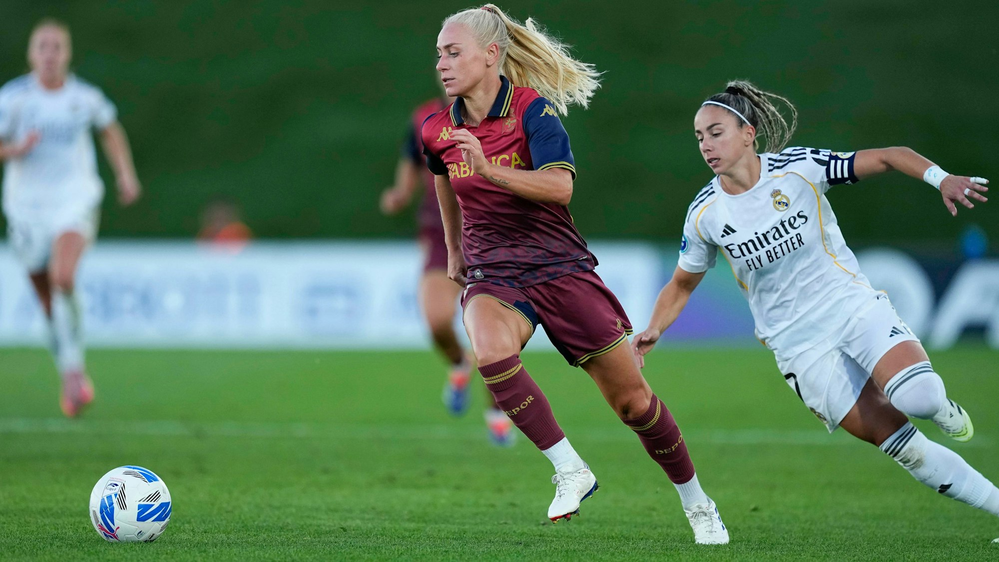 Mit dem Ball am Fuß ist Merle Barth ihrer Gegenspielerin enteilt.