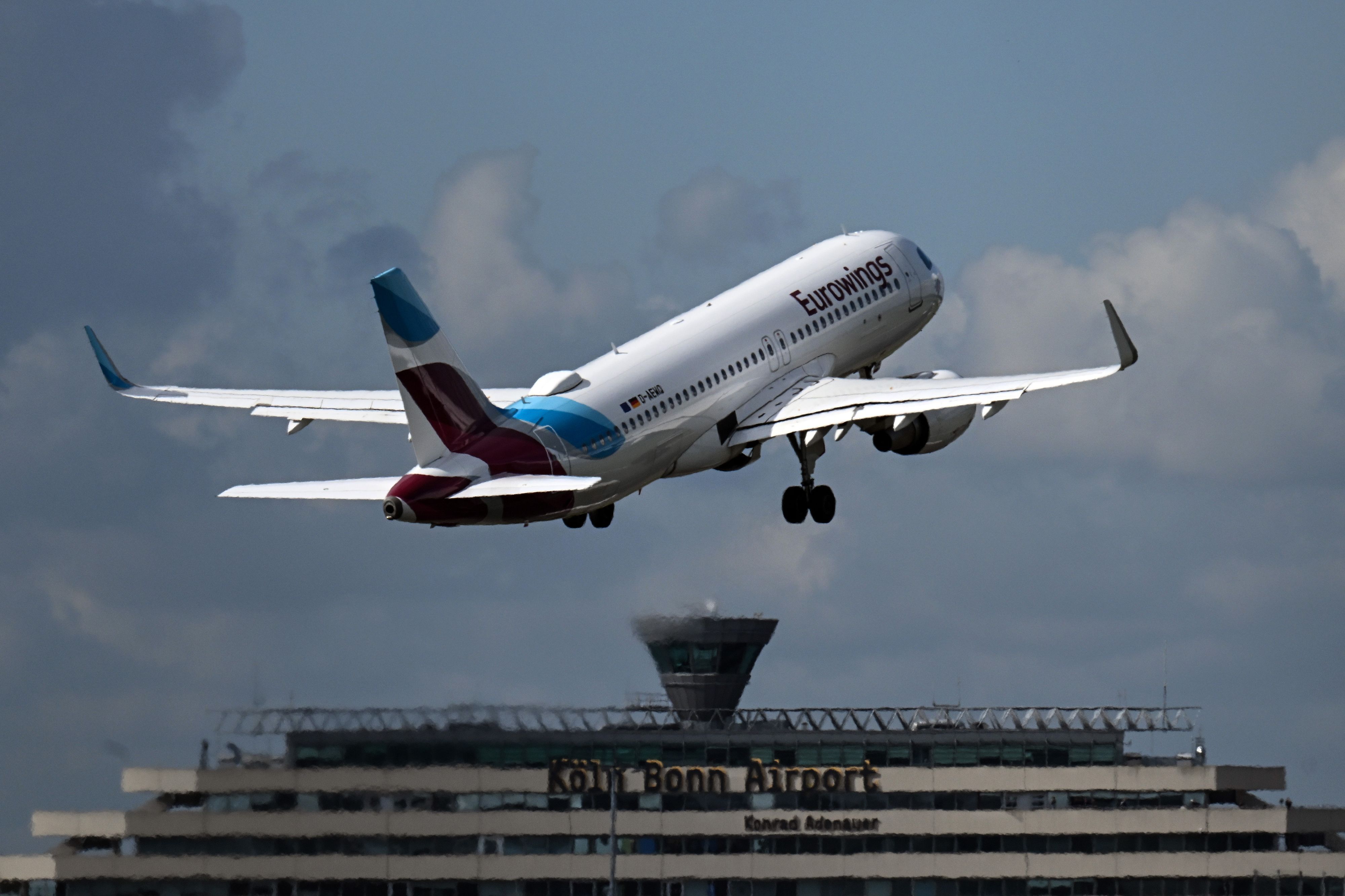Ein Flugzeug der Fluggesellschaft Eurowings startet vom Flughafen Köln/Bonn.