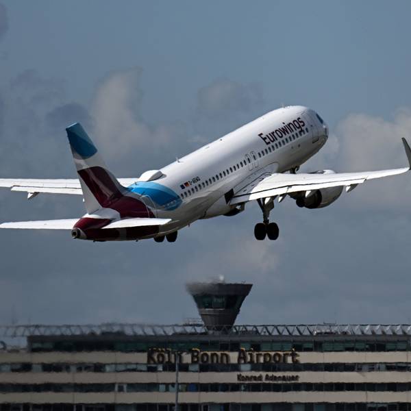 Ein Flugzeug der Fluggesellschaft Eurowings startet vom Flughafen Köln/Bonn.
