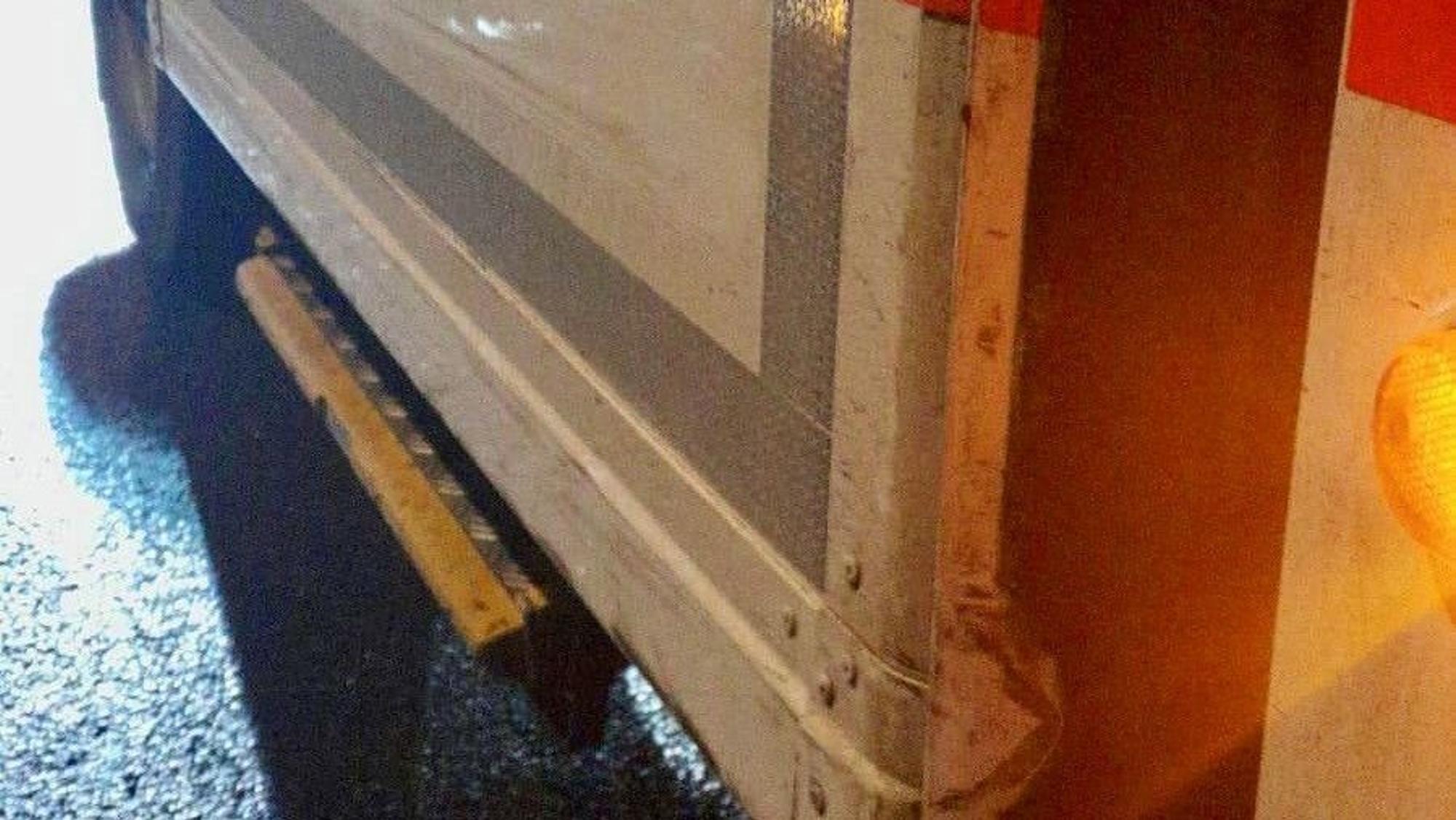 Das Bild zeigt einen Teil des beschädigten Rettungswagens.