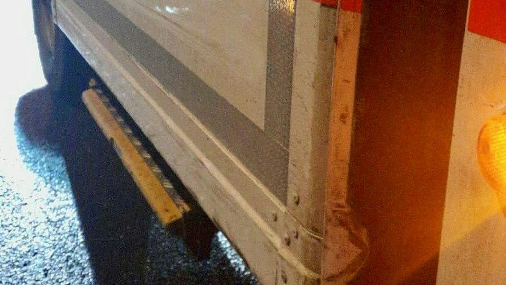 Das Bild zeigt einen Teil des beschädigten Rettungswagens.