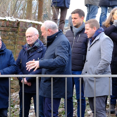 Wirtschaftsministerin Mona Neubaur und Umweltminister Oliver Krischer (v.l.) mit weiteren Akteuren aus der Politik beim Besuch des Burgfeyer Stollens in Mechernich.