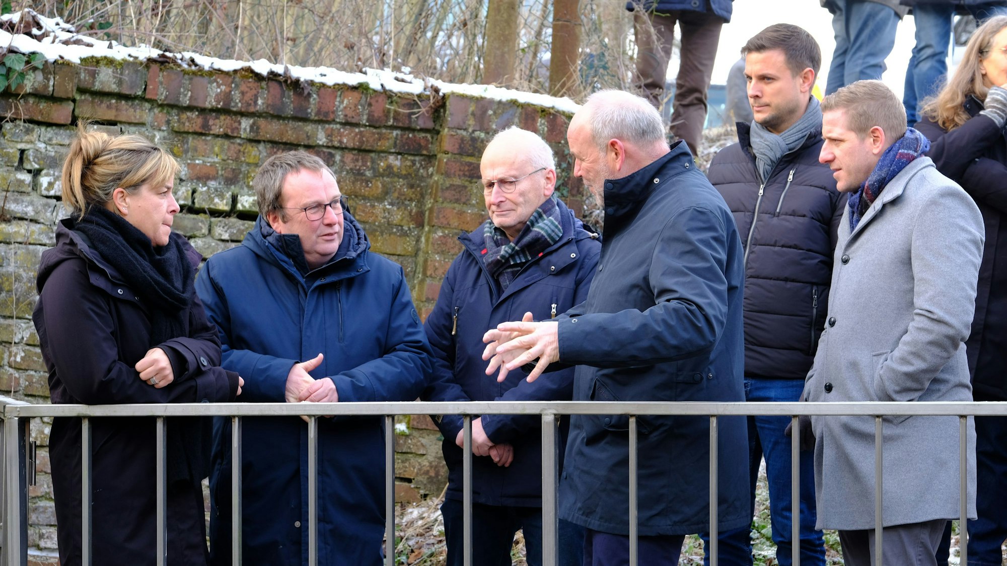 Wirtschaftsministerin Mona Neubaur und Umweltminister Oliver Krischer (v.l.) mit weiteren Akteuren aus der Politik beim Besuch des Burgfeyer Stollens in Mechernich.