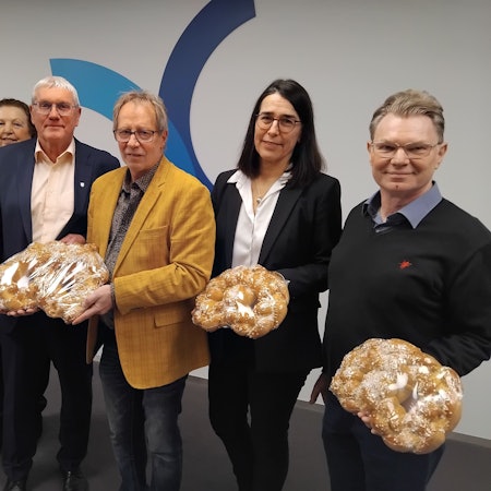 Süße Neujahrsgrüße brachte die Bäckerinnung ins Kreishaus: (v.l.) Anne Allstadt, Ellen Siewert, Landrat Sebastian Schuster, Obermeister Bernd Rott, Kreisdirektorin Svenja Udelhoven und Armin Klein.
