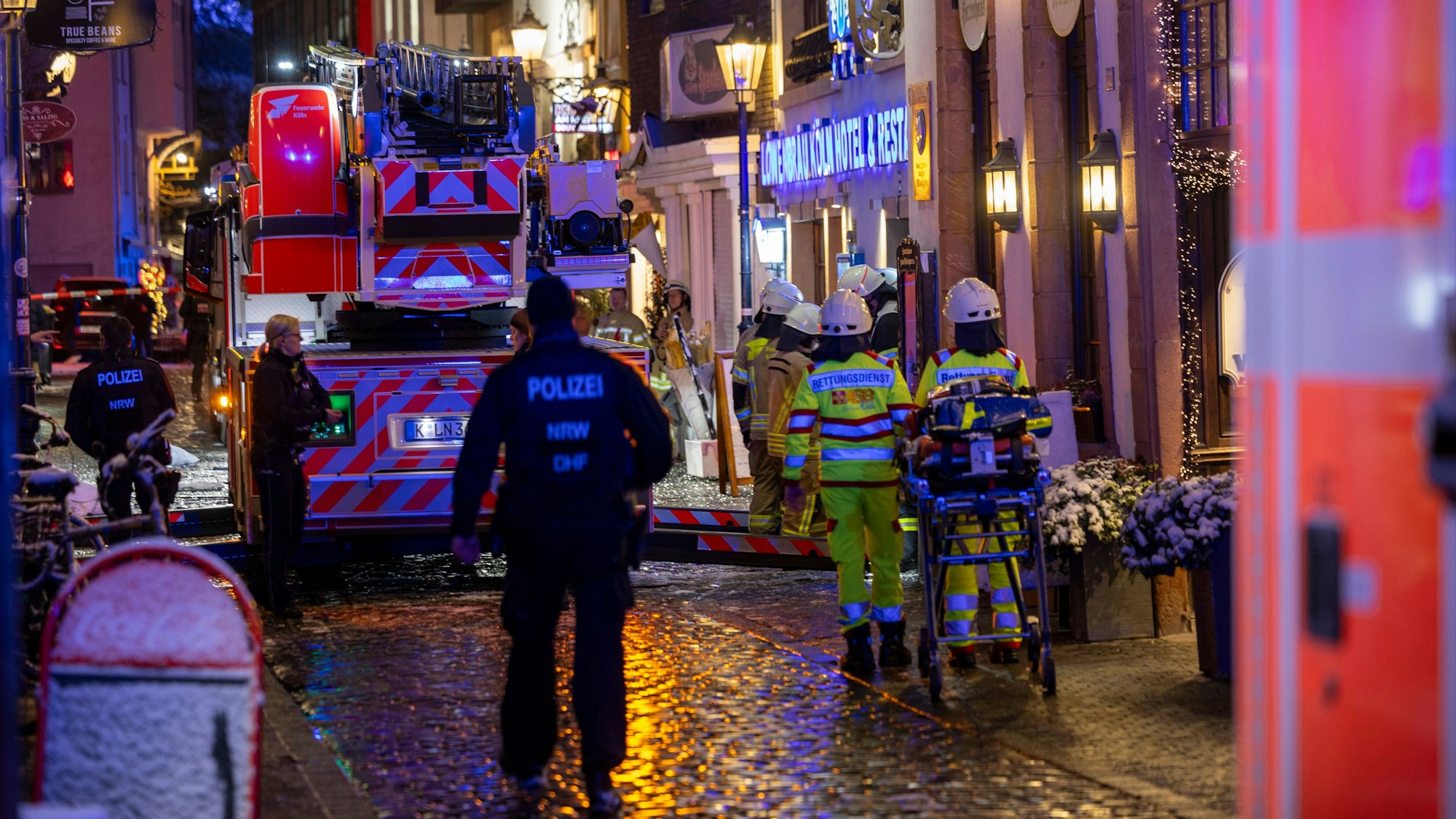 Polizei und Feuerwehr am Einsatzort.