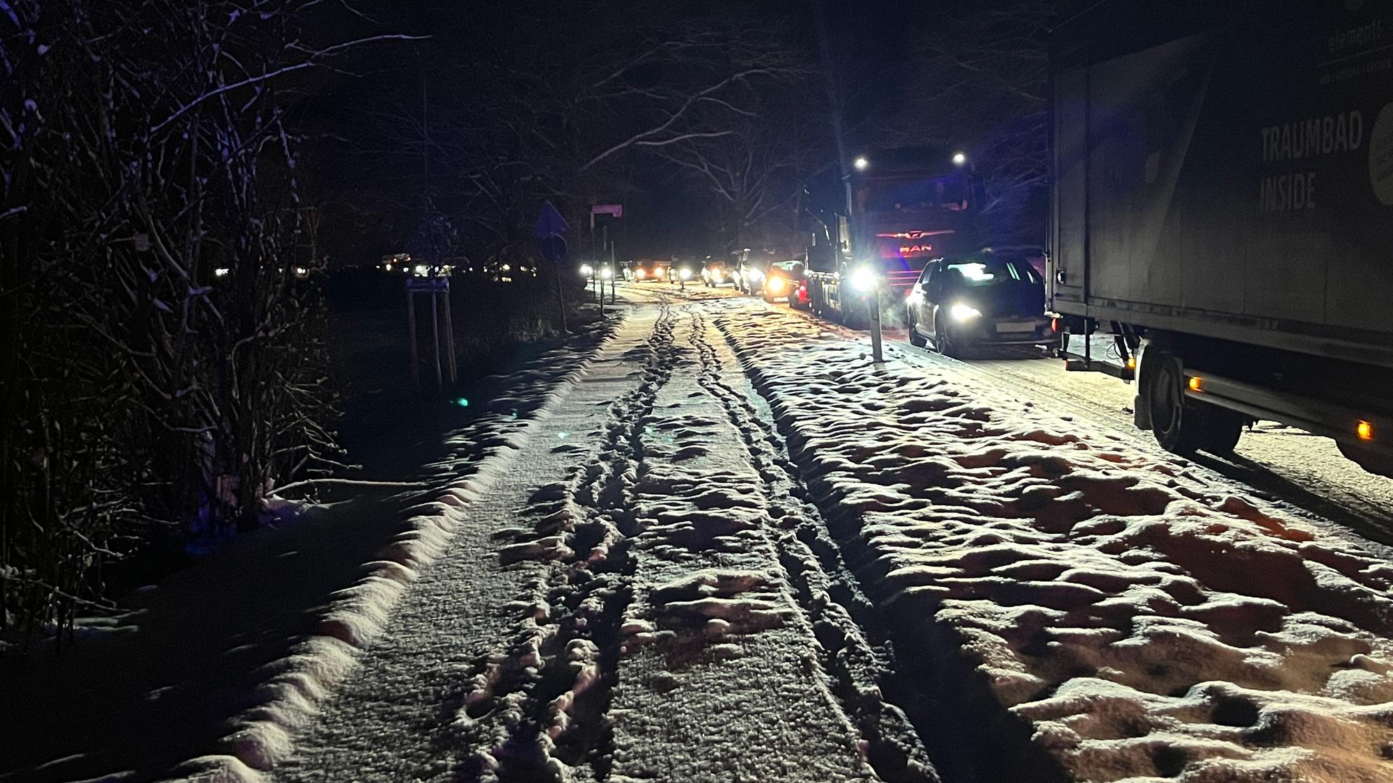 Auf schneebedeckten Straßen kam es immer wieder zu Verkehrsbehinderungen.