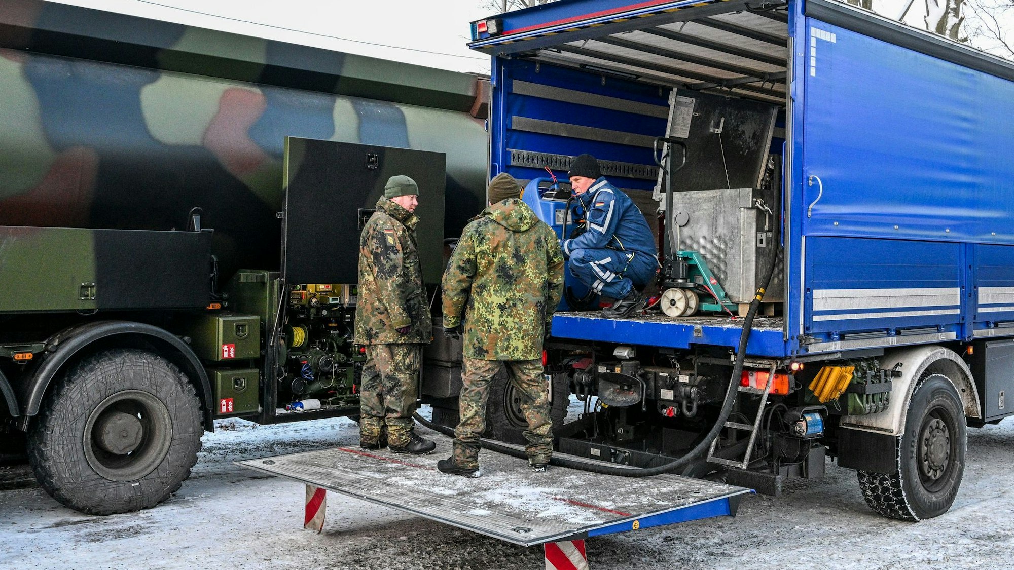 Die Bundeswehr unterstützt das Technische Hilfswerk bei der Betankung mit Diesel, der für Notstromaggregate benötigt wird.