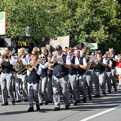 Das Foto zeigt den Festzug in Bechen zum 850-jährigen Bestehen