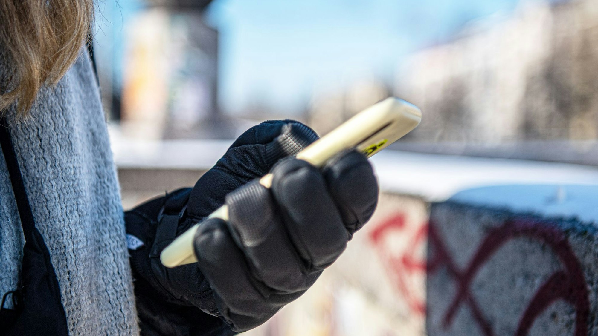 Frostige Temperaturen? Lieber das Handy nur kurz benutzen – sonst ist der Akku schneller leer, als man denkt.