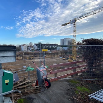 Zu sehen ist die Baugrube an der Römerstraße.