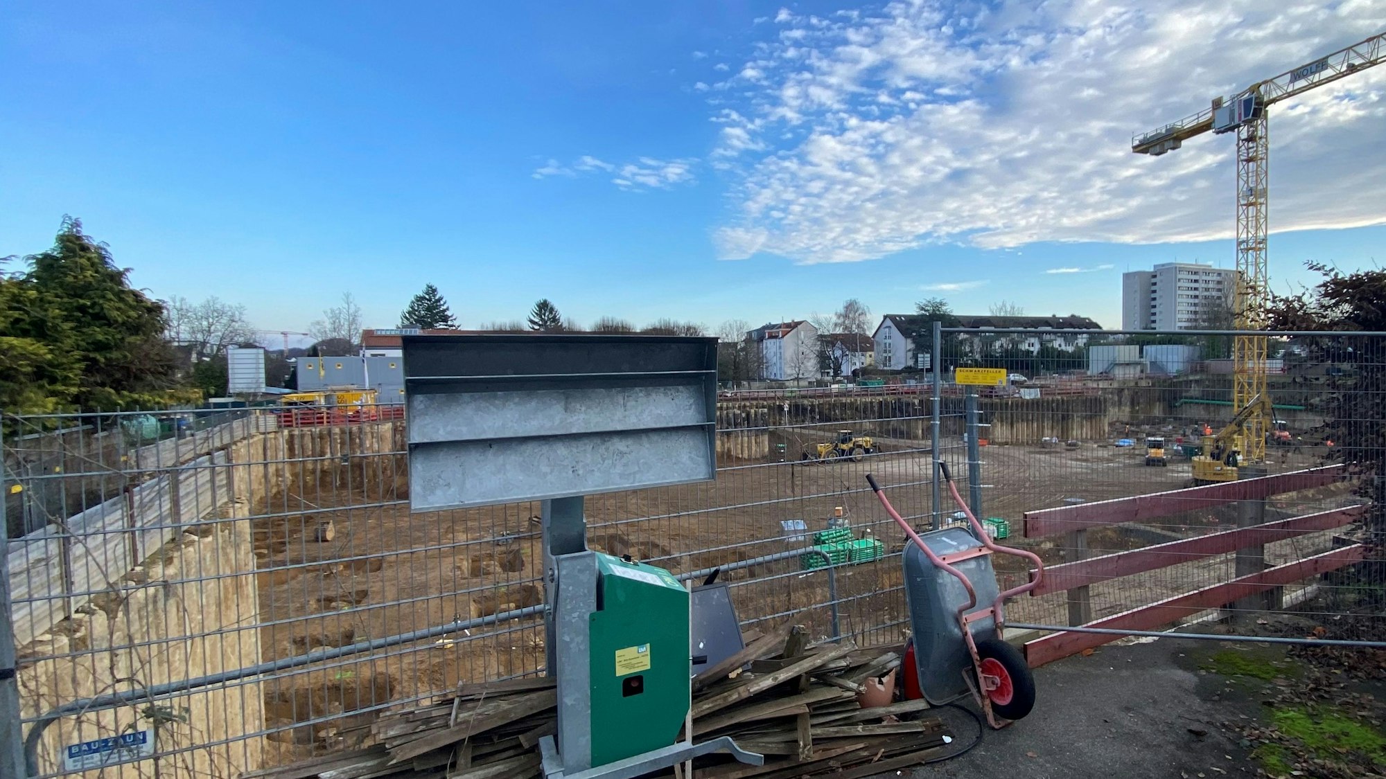 Zu sehen ist die Baugrube an der Römerstraße.