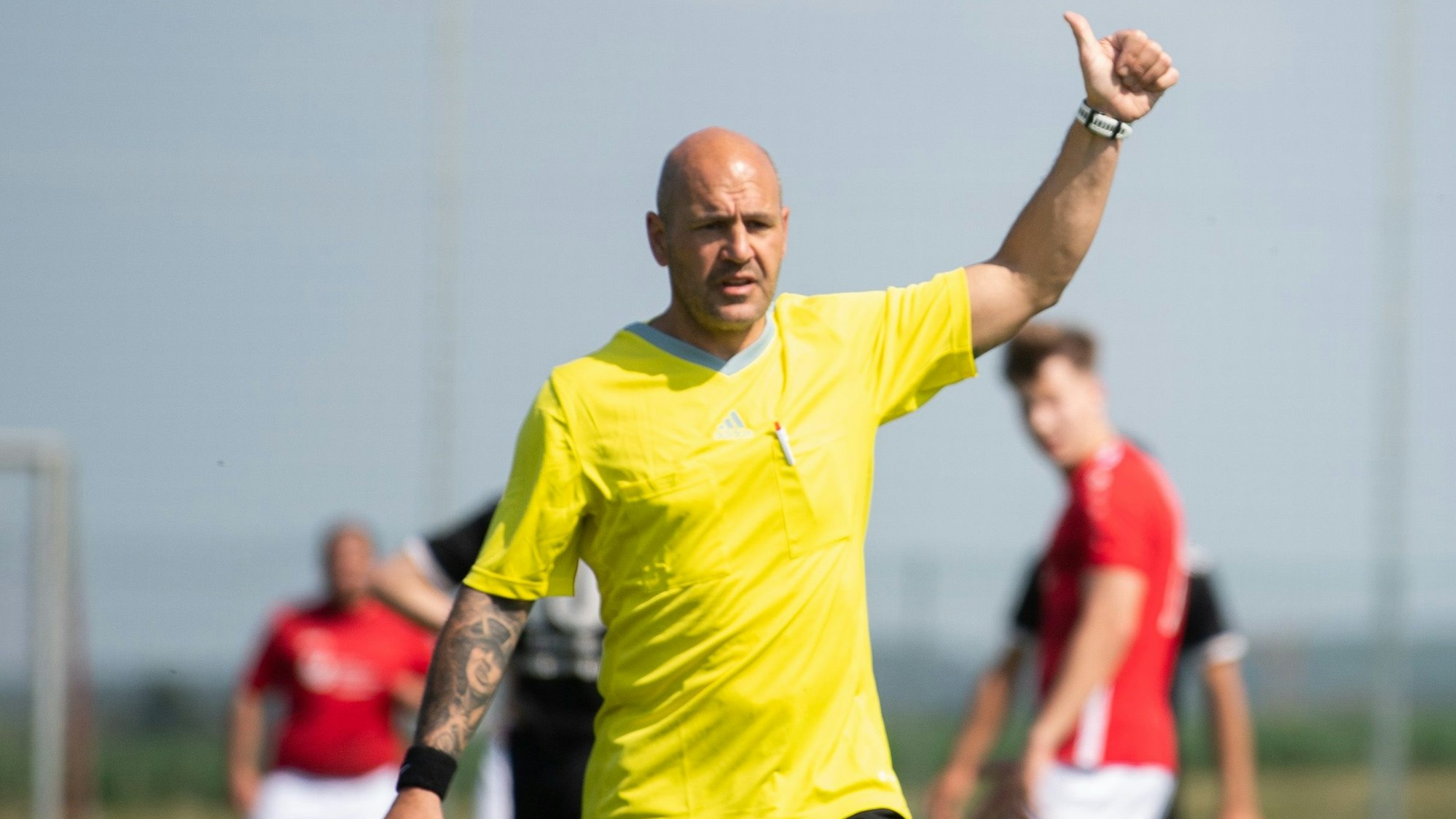 Schiedsrichter Jörg Piana hebt den Daumen.