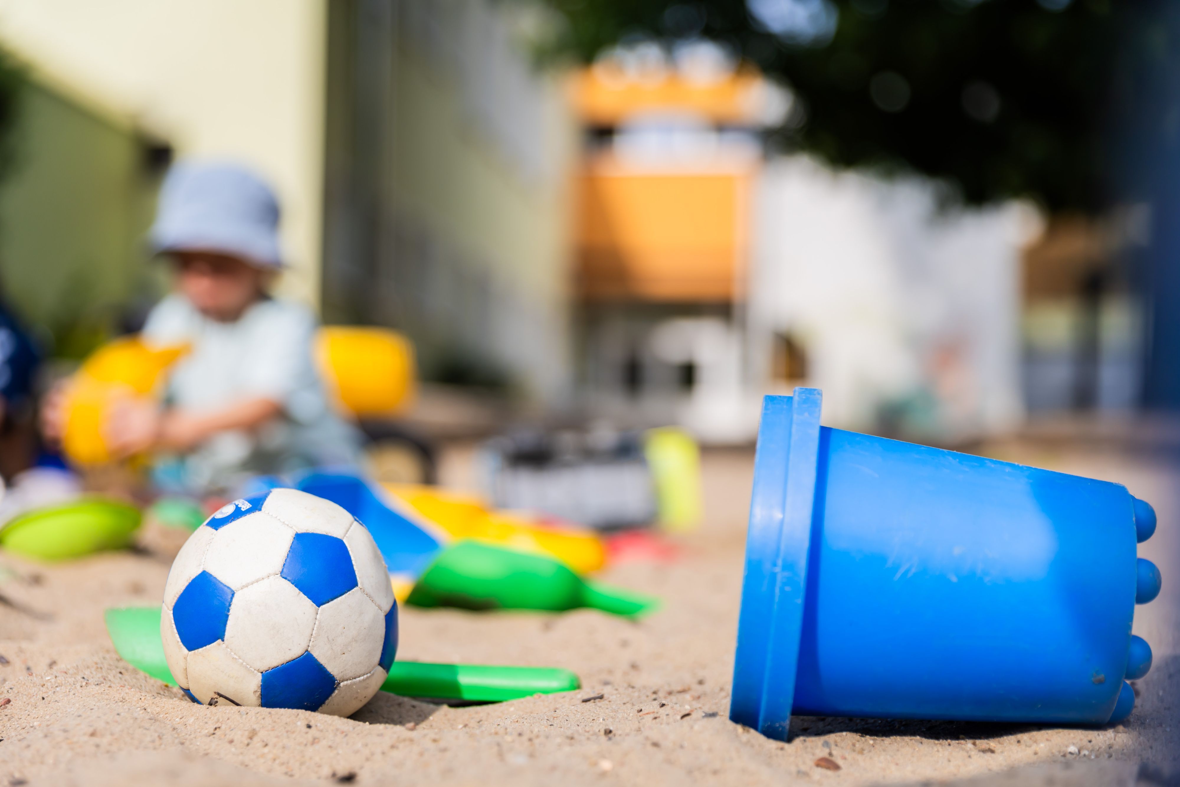 Ein Kind spielt im Sandkasten einer Kita. (Symbolfoto)