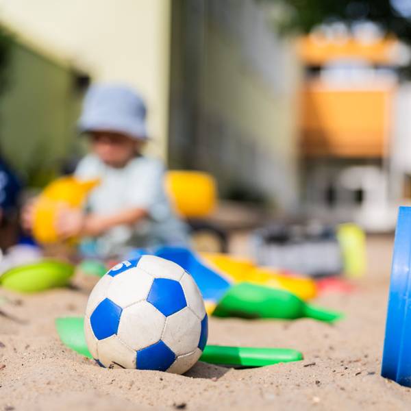 Ein Kind spielt im Sandkasten einer Kita. (Symbolfoto)