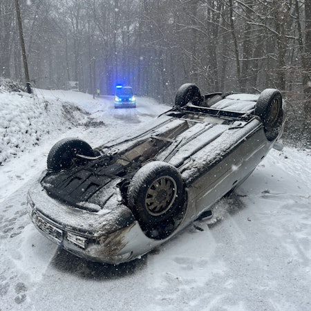 Auf der Kreisstraße 16 zwischen Seelscheid und Ingersauelermühle hat sich ein Auto überschlagen.