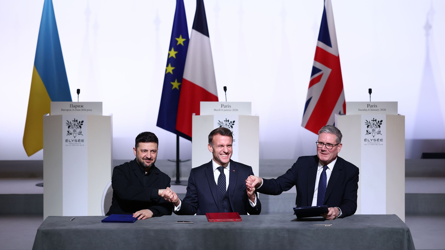 Frankreich, Paris: Der ukrainische Präsident Wolodymyr Selenskyj (l-r), der französische Präsident Emmanuel Macron und der britische Premierminister Sir Keir Starmer nach der Unterzeichnung einer Absichtserklärung zu einer multinationalen Truppe zur Absicherung eines Waffenstillstands in der Ukraine.