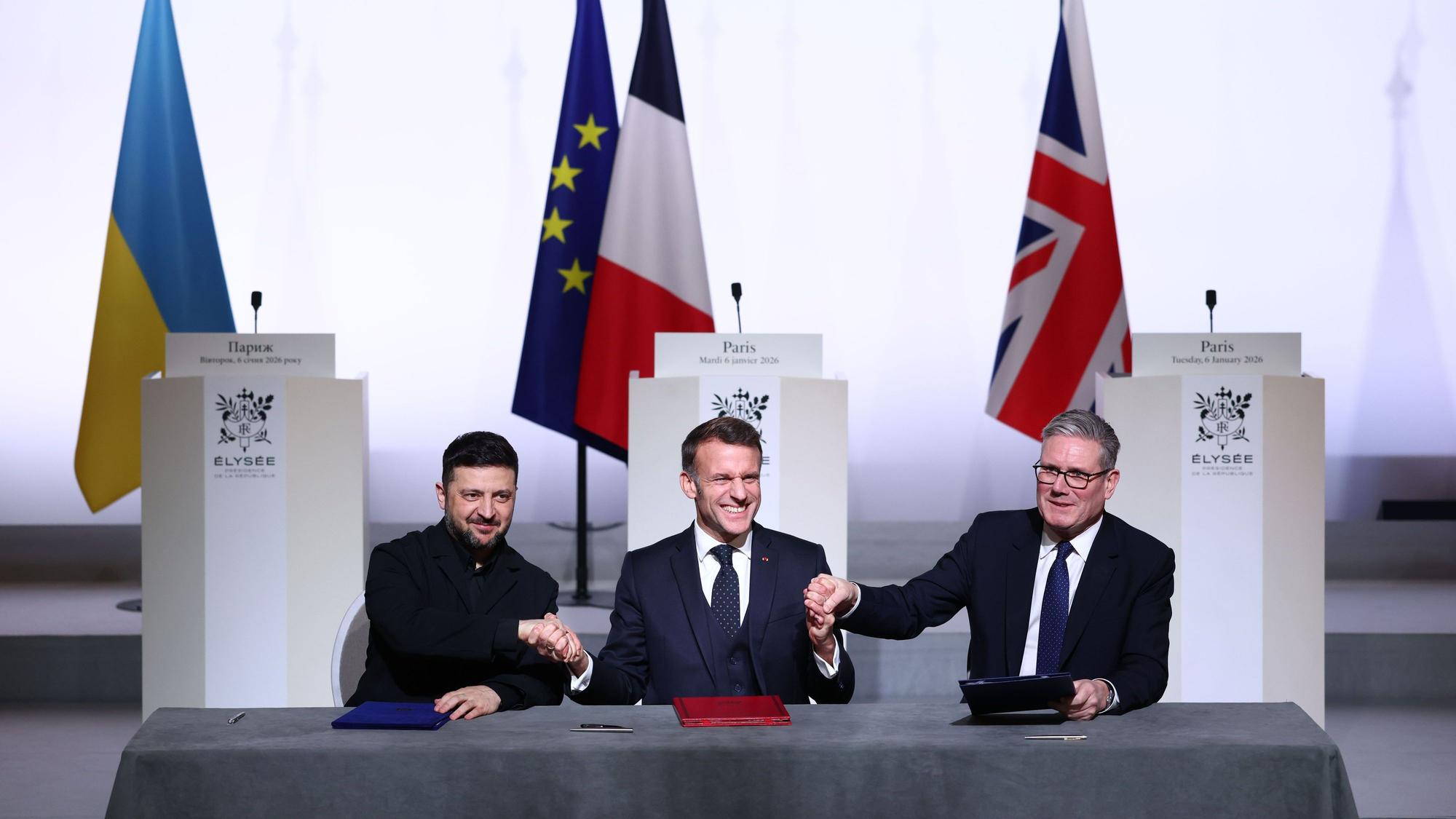 Frankreich, Paris: Der ukrainische Präsident Wolodymyr Selenskyj (l-r), der französische Präsident Emmanuel Macron und der britische Premierminister Sir Keir Starmer nach der Unterzeichnung einer Absichtserklärung zu einer multinationalen Truppe zur Absicherung eines Waffenstillstands in der Ukraine.