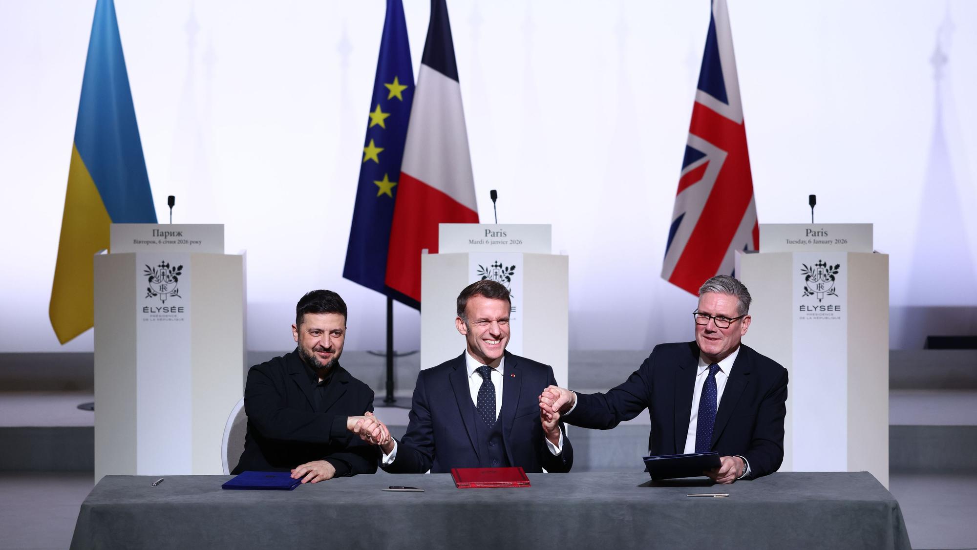 Frankreich, Paris: Der ukrainische Präsident Wolodymyr Selenskyj (l-r), der französische Präsident Emmanuel Macron und der britische Premierminister Sir Keir Starmer nach der Unterzeichnung einer Absichtserklärung zu einer multinationalen Truppe zur Absicherung eines Waffenstillstands in der Ukraine.