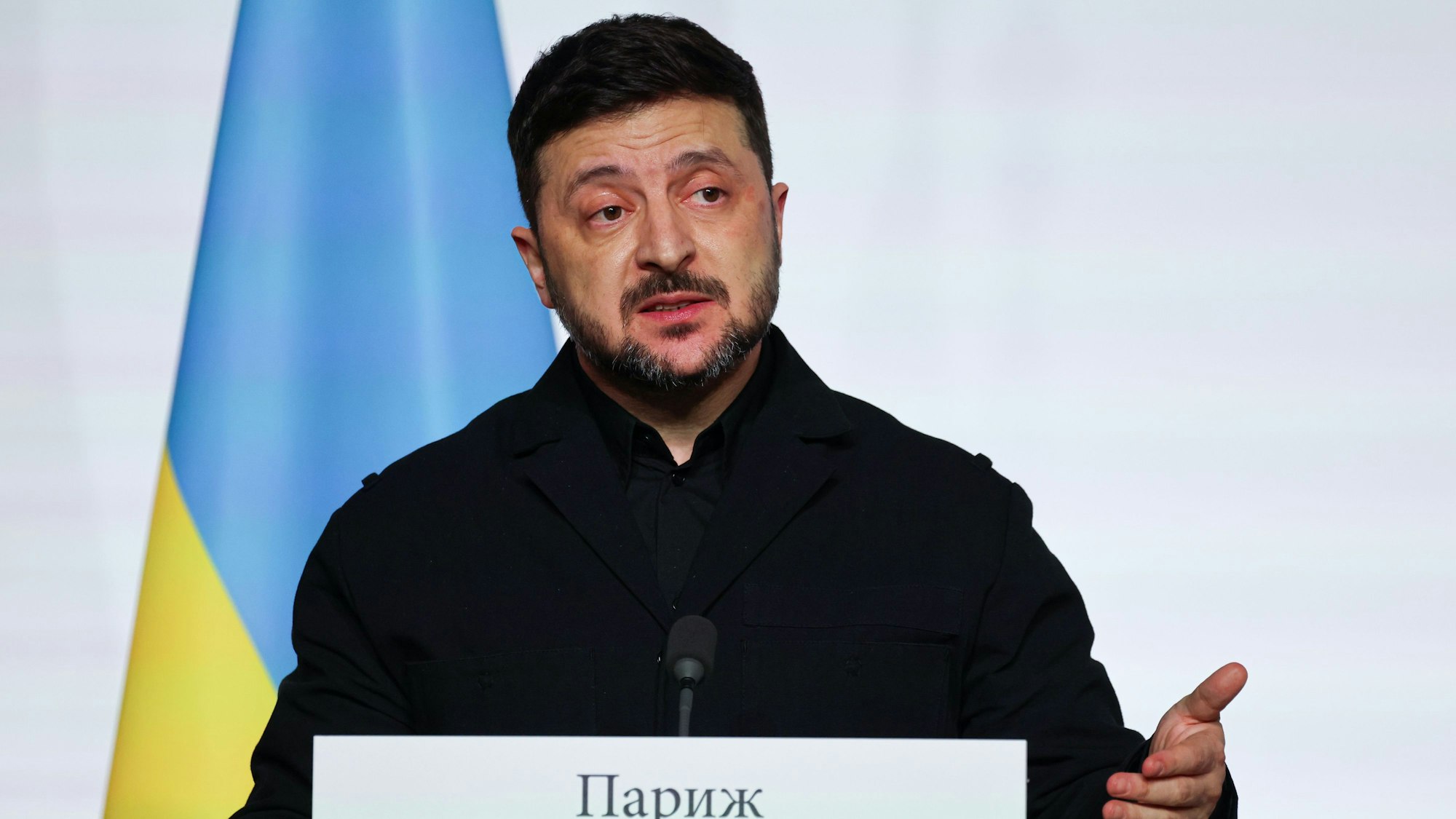 Der ukrainische Präsident Wolodymyr Selenskyj hält während des Gipfels der „Koalition der Willigen“ über Sicherheitsgarantien für die Ukraine im Elysee-Palast in Paris am Dienstag, den 6. Januar 2026, eine Rede.