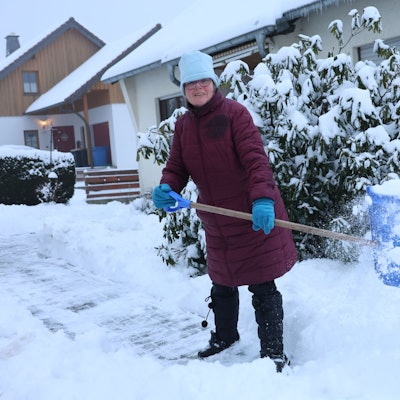 18.01.2024 Binnen weniger Stunden verwandelte sich der Kreis Euskirchen in eine Winterlandschaft. Auch für Astrid Antens war am Donnerstagmorgen Schneeschippen angesagt.