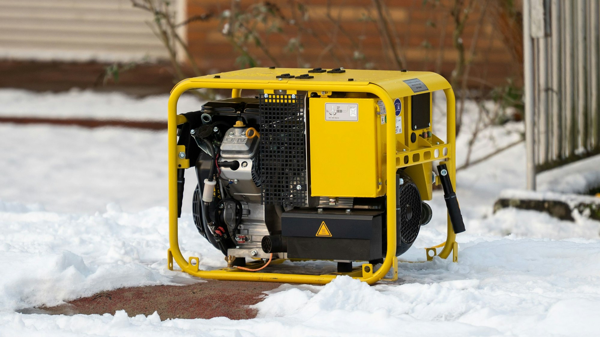 Ein Notstromaggregat steht in einem Berliner Garten.