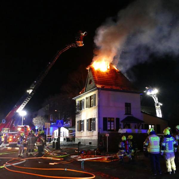 Der Dachstuhl des Hauses in Sankt Augustin stand in Flammen.