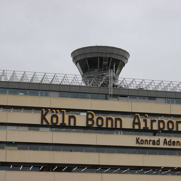 „Köln Bonn Airport - Konrad Adenauer“ steht an der Fassade des Flughafens.